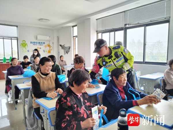 九游会体育江宁交警进行安全宣传的民警-九游下载中心_九游游戏中心官网